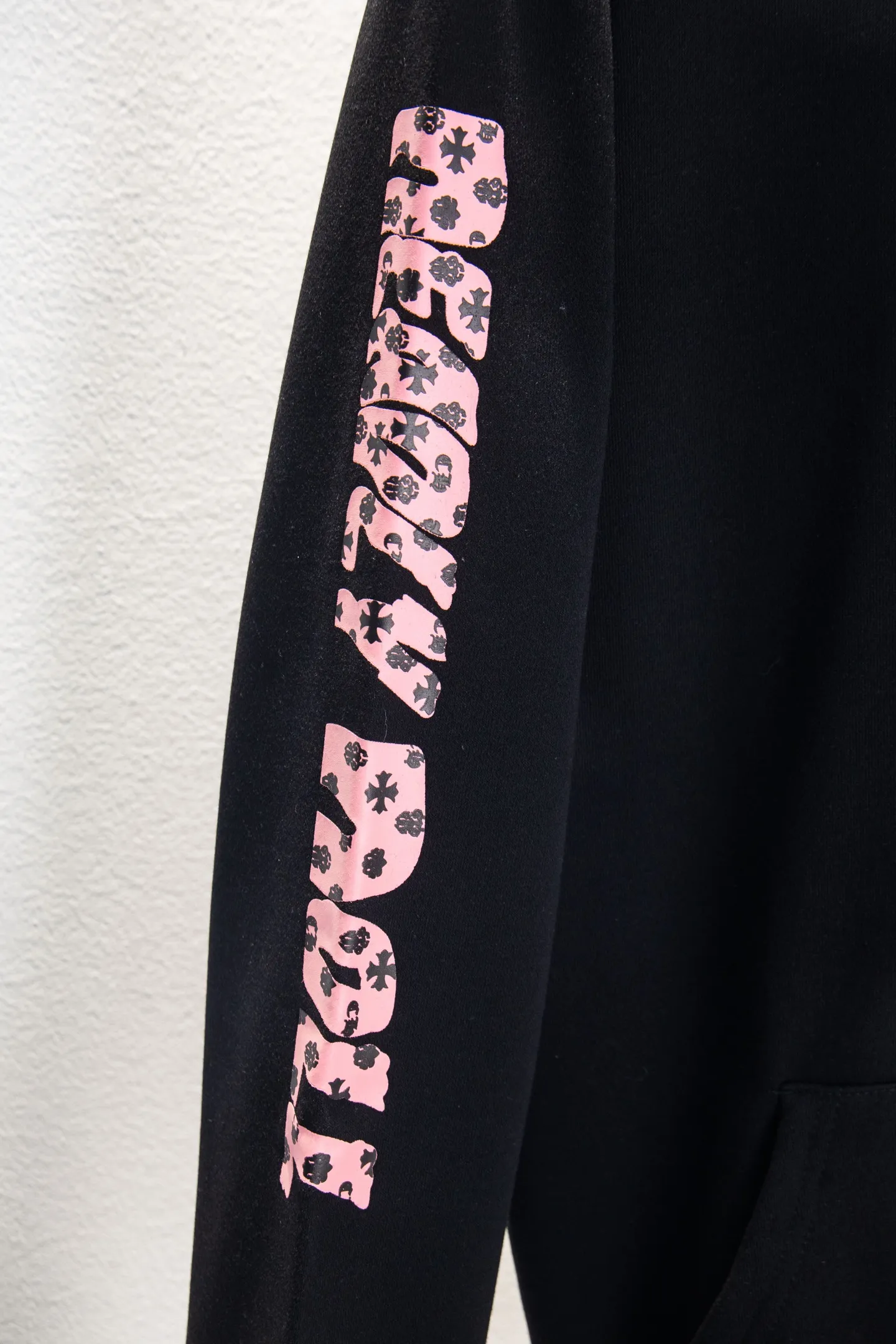 P280 Style number: Y265 Chrome Hearts Deadly Doll co-branded comic girl zipper long-sleeved hooded sweatshirt jacket. Heavy production. Scan the QR code to enter the official website in seconds. All customized originals are the same. Many details. What you see is what you get. Look for the exclusive background. Zhengerbajing 500g pure cotton large terry fabric. All fabrics have been shrunk in advance. Quality first. What you see is what you get. The pattern will not change after one wash. Distinguish some disposable clothes in the market. Three standards The packaging is complete, all original versions are restored and customized, the same style for men and women is versatile, a more classic version, the version is very unique, hangtag, hanging particles, washed, packaging bag, full set of accessories, very good appearance, super exquisite workmanship, color: black, size: S-XL